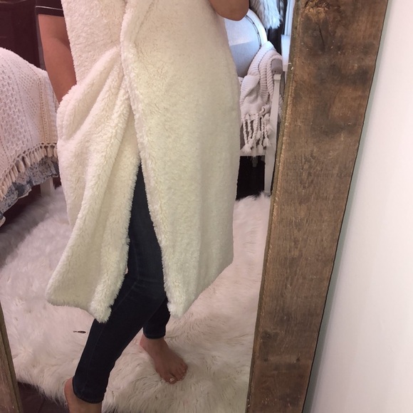 Forever 21 medium ivory fuzzy teddy bear sleeveless duster jacket - Picture 4 of 9